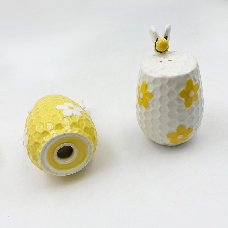 Flower And Bee Ceramic Salt And Pepper Shaker For Kitchen Accessories Home Decoration