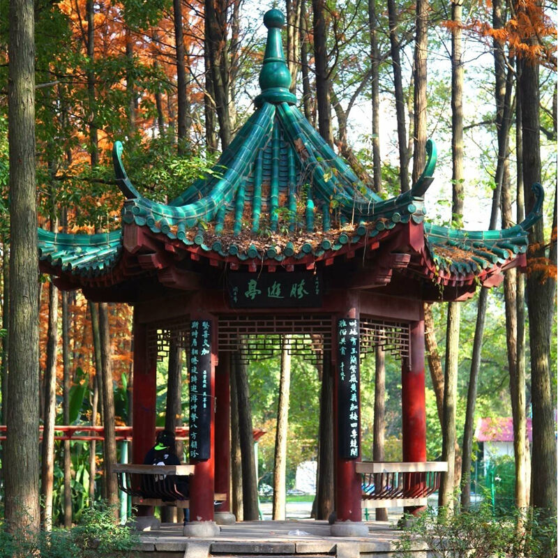 Wooden Frame Chinese-Style Pavilion with Green Glazed Tile Retro Wooden Texture Courtyard Landscape Gazebo for Balcony Natural Decor