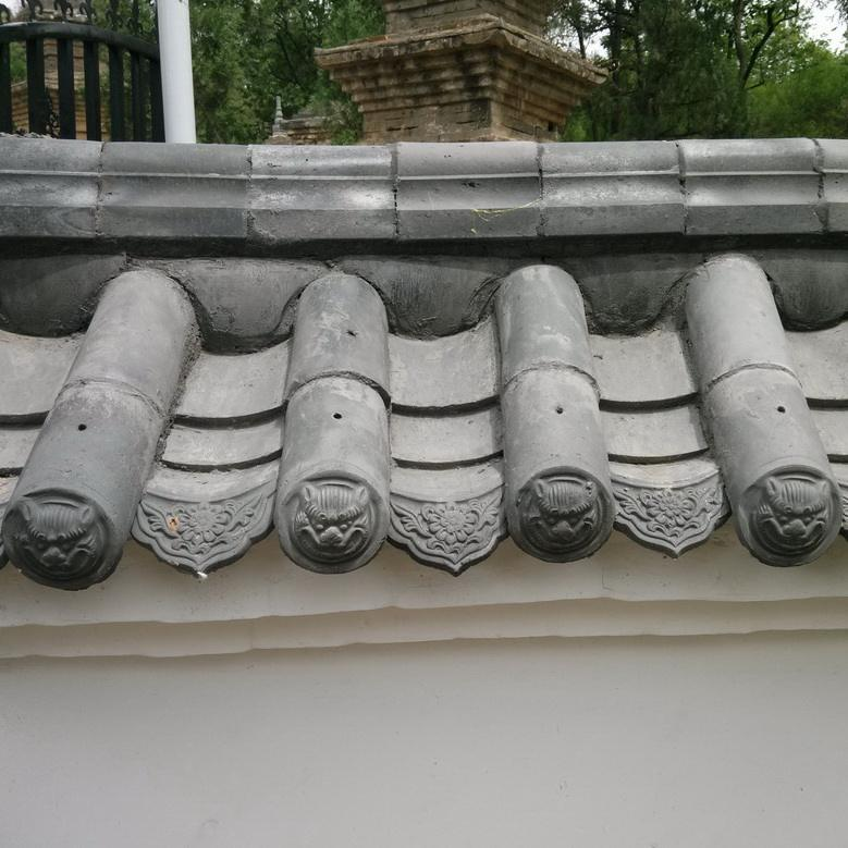 Traditional Chinese Clay Roof Tiles for Wavy Cloud Walls Antique Grey Wall Coping Tiles for Curved Courtyard Perimeter Fences