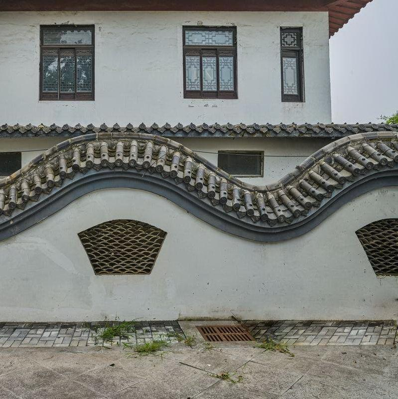 Traditional Chinese Clay Roof Tiles for Wavy Cloud Walls Antique Grey Wall Coping Tiles for Curved Courtyard Perimeter Fences